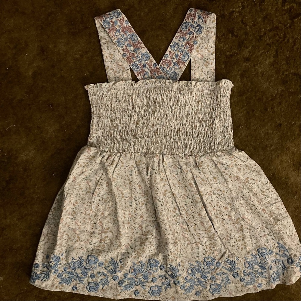 New w/o tags Davi & Dani sleeveless smocked top w/embroidered detailing size S.
